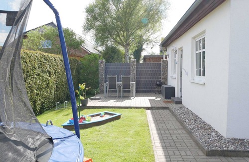 Karlshagen Apartment | Vacation home Sellin, child-friendly, barbecue, terrace, WLAN - Holiday home