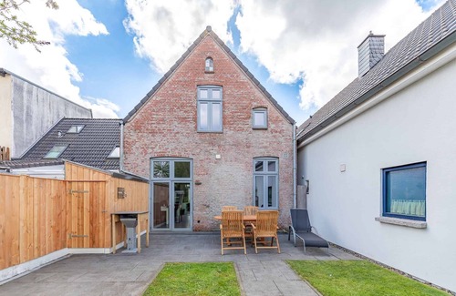 Husum House | Vacation home Stadthuus 51 in Husum for up to 4 people