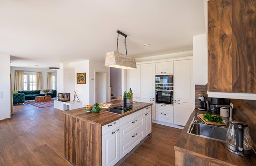 Trent House | Vacation home Villa Hans: your spacious retreat in Westrügen