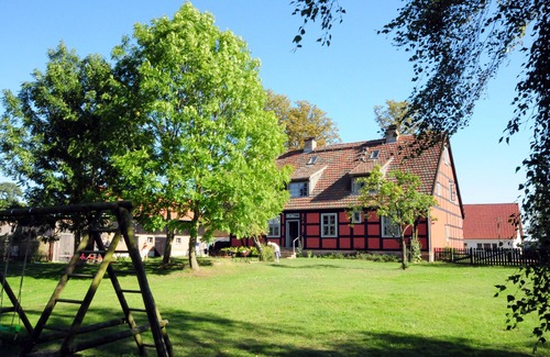 Vogelsang-Warsin Apartment | Vacation in a historic atmosphere, close to the beach with sauna and large garden