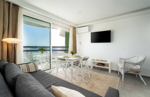 Praia da Rocha Apartment | Vacation in the Algarve: great view of the Atlantic Ocean, 5 minutes to the beach.