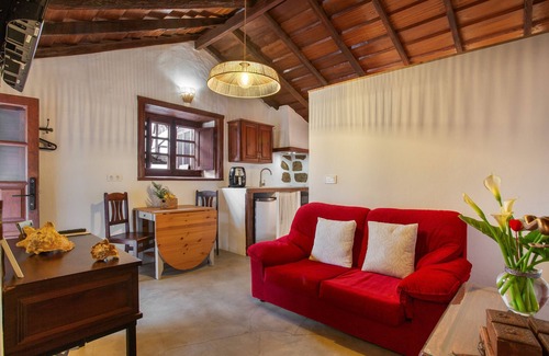 El Tanque Apartment | Vacation 'La Paredita Casa Abona' with Shared Garden and Wi-Fi