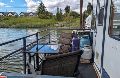 Queensborough Boat Rental | Vacation on the river.