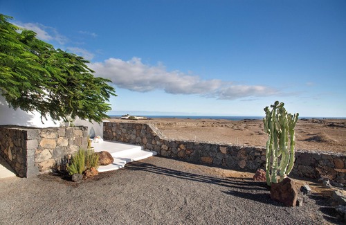 Arrecife Apartment | Vacation Studio 'Apartamento La Higuera' with Sea View, Wi-Fi and Air Conditioning