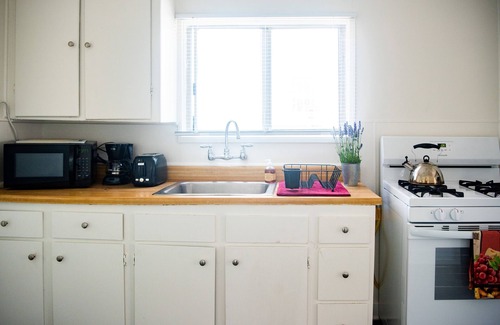Venice Cottage | Vacay chalet a block to beach w two bikes pet friendly