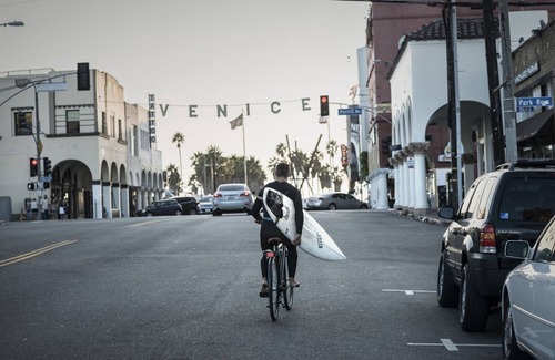 Venice Cottage | Vacay chalet a block to beach w two bikes pet friendly