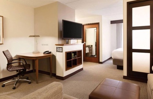 Austin Hotel | Vacay Time in Austin! Outdoor Pool, Pets Allowed, Offers FREE Parking!