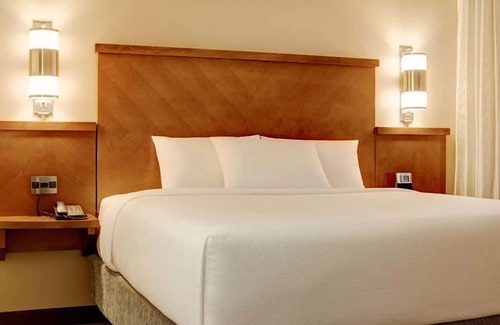 Austin Hotel | Vacay Time in Austin! Outdoor Pool, Pets Allowed, Offers FREE Parking!
