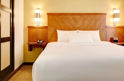 Austin Hotel | Vacay Time in Austin! Outdoor Pool, Pets Allowed, Offers FREE Parking!
