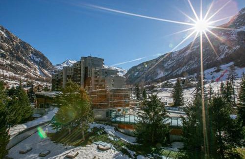 Val-d'Isere Apartment | Val d'Isère - La Daille : Appartement 3 pièces cabine, 6 pers, skis aux pieds, balcon, parking inclus - FR-1-694-342