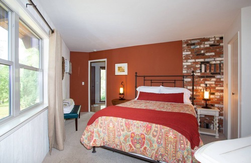 Mariposa Cabin | Valerian Retreat - Jewel of a Cabin with HOT TUB & Fire Pit -Secluded on 5 Acres