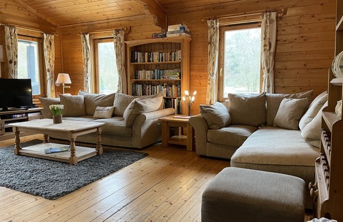 Oakfordbridge Cottage | VALLEY LODGE, pet friendly, with a garden in Bampton, Devon