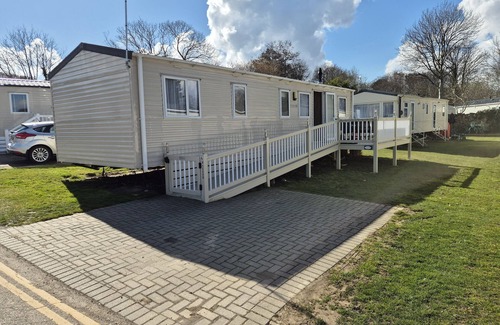 Hastings Apartment | Valley Retreat - 4 bedrooms with decking sleeps 10