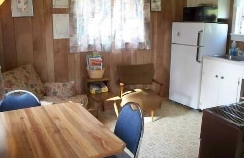 Adelma Beach Cottage | Valley View Motel