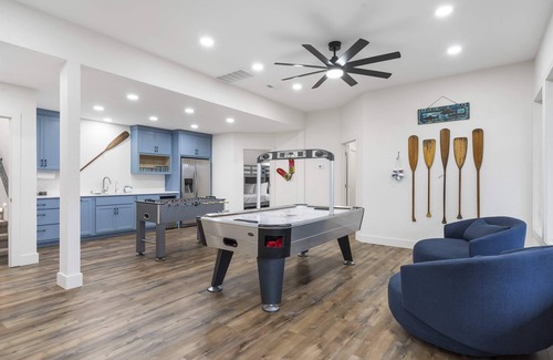 Branson West House | Van Kirk Cove – 6 BDR Stunner!