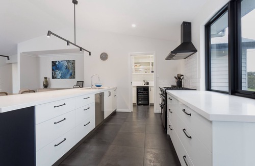Albany House | Vancouver's End by the BnB Collection