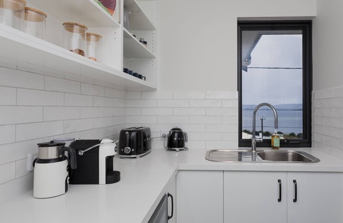 Albany House | Vancouver's End by the BnB Collection