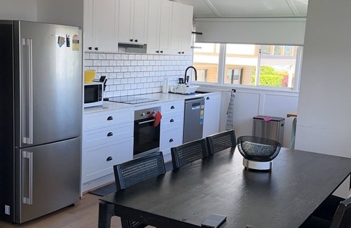 Clontarf House | Vandy Beach House. Cosy with direct water views.