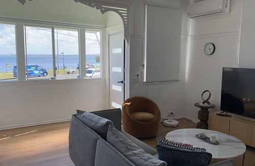 Clontarf House | Vandy Beach House. Cosy with direct water views.