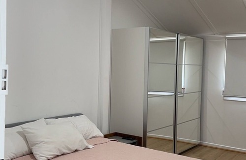 Clontarf House | Vandy Beach House. Cosy with direct water views.