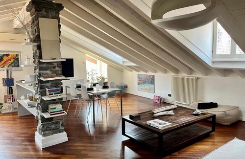 Como City Centre Apartment | Vanessa's Art Rooftop