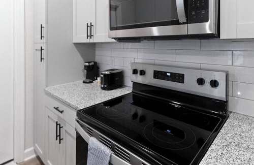 Newberry Apartment | Vanguard 1BD 2 - One Bedroom Apartment, Sleeps 2