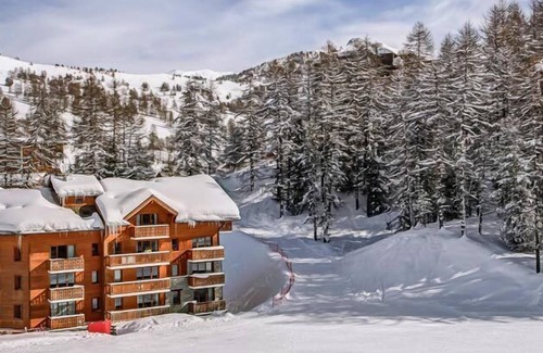 Les Claux Apartment | Vars Les Claux beautiful Apart. 2 c. 6 beds at the foot of the slopes heated pool