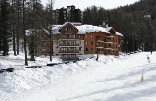 Les Claux Apartment | Vars Les Claux beautiful Apart. 2 c. 6 beds at the foot of the slopes heated pool