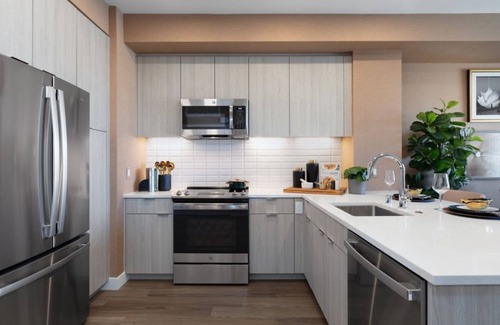 Menlo Park Hotel | Vasara Menlo Park: Chic 1BR Getaway with Pool & Fitness