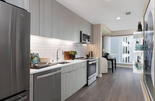 Menlo Park Hotel | Vasara Menlo Park: Chic 1BR Getaway with Pool & Fitness