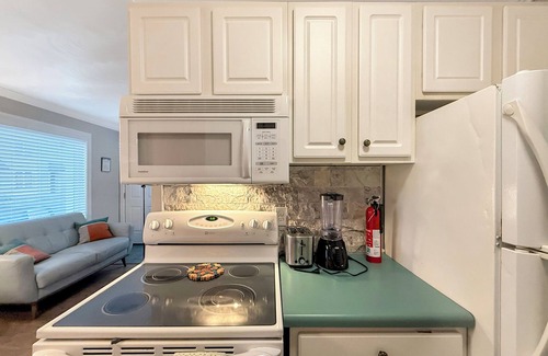 Northeast Virginia Beach Condo | VB Boardwalk Art Show 10/10-10/12 + Jon Pardi 10/4 close to both + Oceanfront!