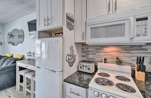 Northeast Virginia Beach Apartment | VB Condo,Boardwalk/Oceanfront,Beach, Pool,Kitchen