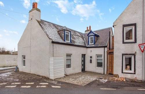 Ardersier Cottage | Vectis Cottage is located in the village of Ardersier with amazing views over the sea.