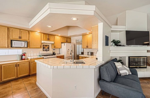 Green Valley North House | Vegas Oasis! Relax in Your Private Family Home w/Pool & Spa! Sleeps up to 6!