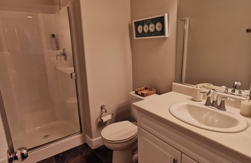 Providence House | Vegas Valley Views!! Family friendly gated Vegas neighborhood.