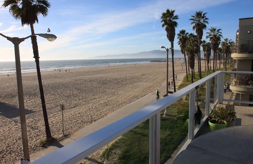 Venice House | VENICE BEACH FRONT LUXURY!ASK ABOUT LAST MINUTE DISCOUNTS!ROOF DECK HOT TUB&BBQ!