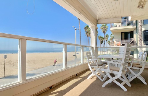 Venice House | VENICE BEACH FRONT LUXURY!ASK ABOUT LAST MINUTE DISCOUNTS!ROOF DECK HOT TUB&BBQ!