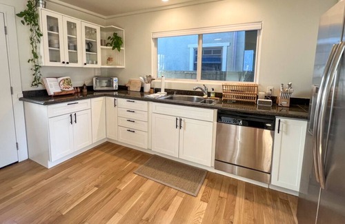 Venice Cottage | Venice Flower Cottage: 2BD dream in best location