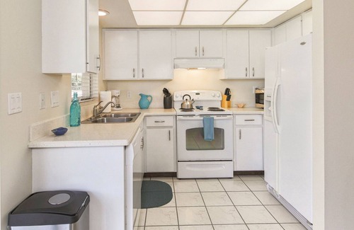 Venice Gardens House | Venice Palm Villa - Minutes to the Beach - Screened Patio- Fenced yard!