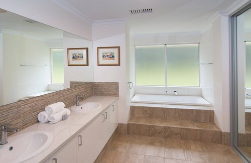 Marybrook House | Vernon Beach House- Ducted Heating/Cooling, WIFI
