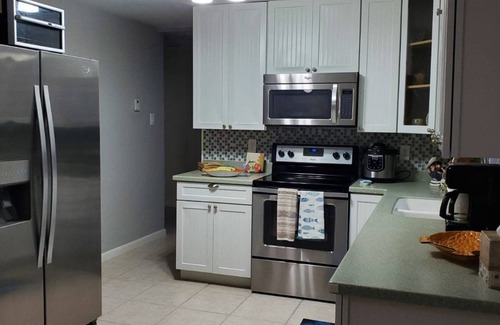 Florida Ridge House | VeroHouse: 3BR 2BA, pet friendly, beautiful fenced back yard, quiet neighborhood