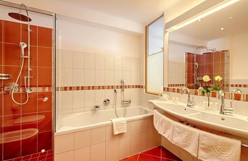 Bad Kleinkirchheim House | Verwöhn-suite 50-60 m²/Zirbe - Thermenwelt Hotel Pulverer