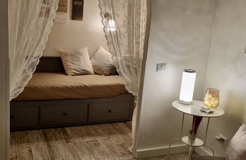 San Giovanni Apartment | Very bright apartment near the Colosseum, metro A two minutes walk away