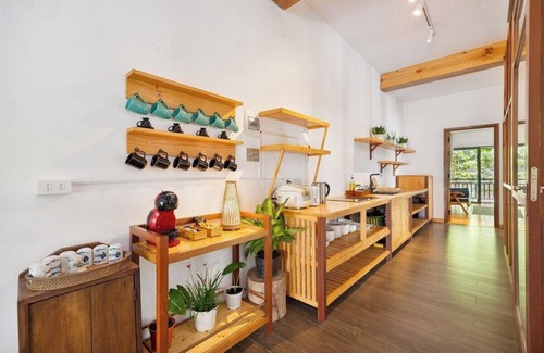 Cam Thanh House | Vesta Gallery Villa above bookstore