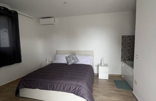 Ercolano Bed & Breakfast | Vesuvio 65 Suite with in-room whirlpool tub