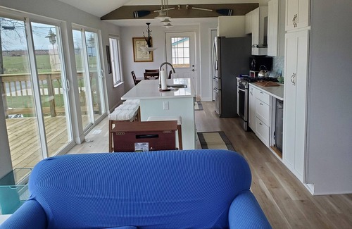 Monroe House | Vi's Lakeview Cottage
