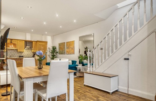 Bow Apartment | Vibrant 2-Bed by Bow