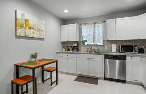 Southside House | Vibrant 4bd, 2ba near Lackland