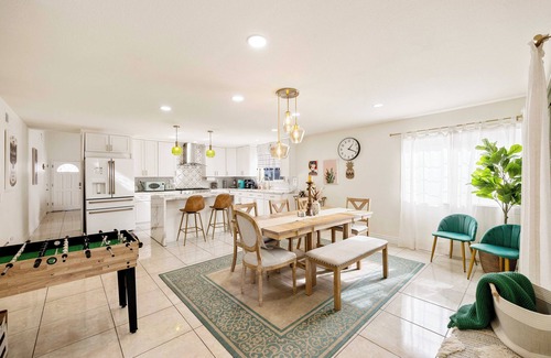 City of Industry House | Vibrant 5BR/2BA Ranch Home w/Pool l King Bed 2000 Sqft -Disneyland!
