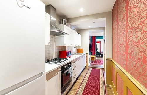 West Kensington Apartment | Vibrant Kensington Flat with Garden Bar